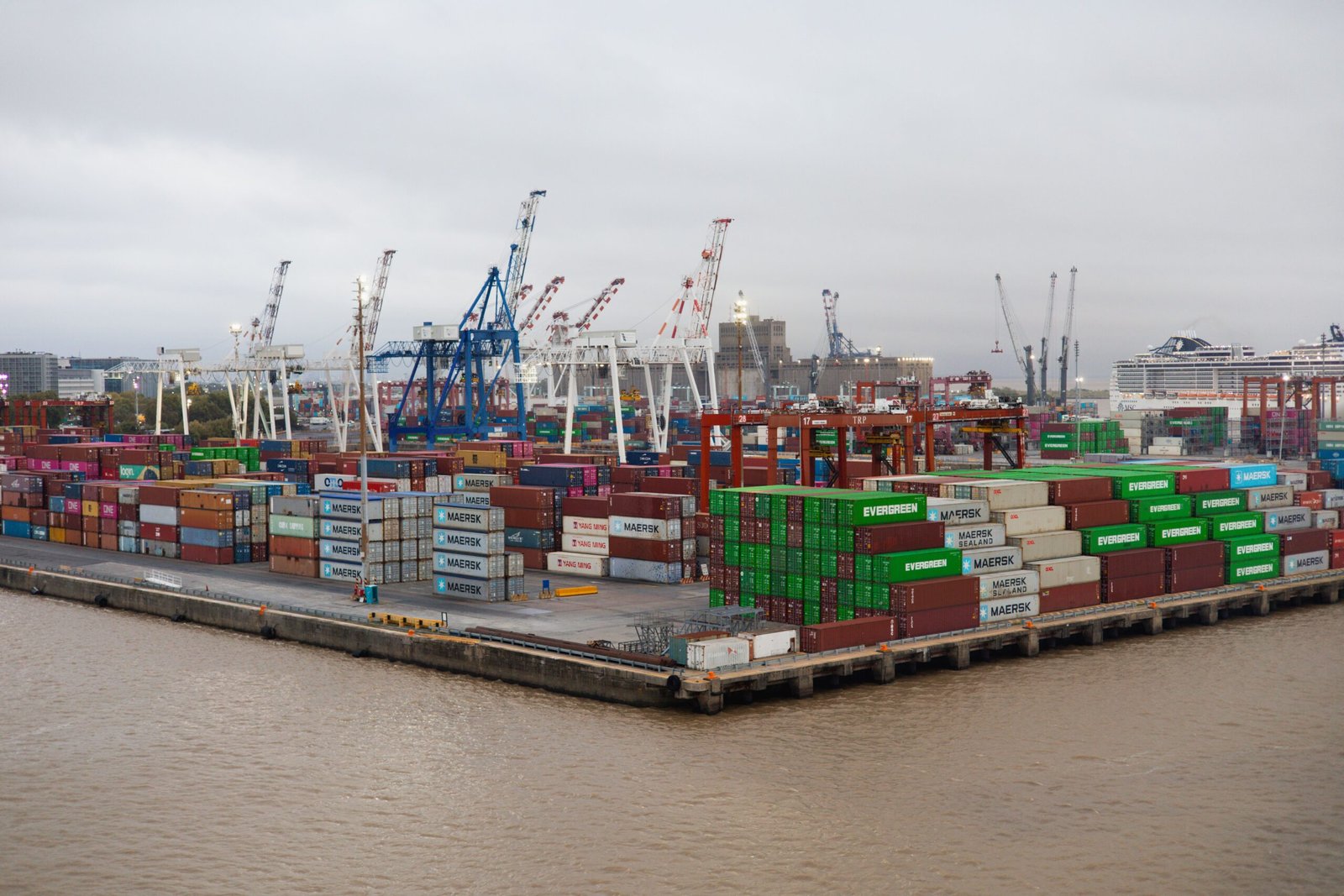 China bate recorde de exportações: porto movimentado com contêineres de carga