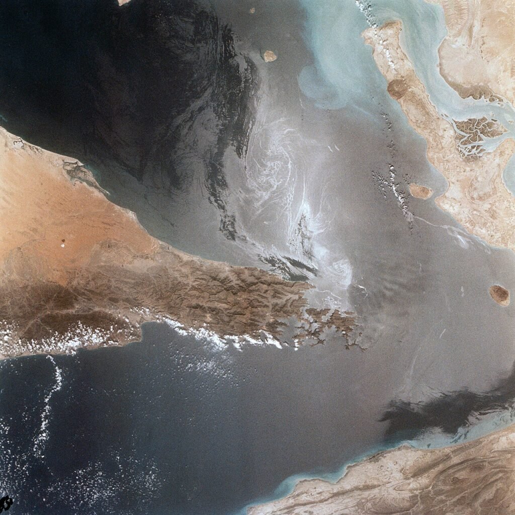 Imagem de satelite do Estreito de Hormuz, principal rota maritima do petroleo mundial