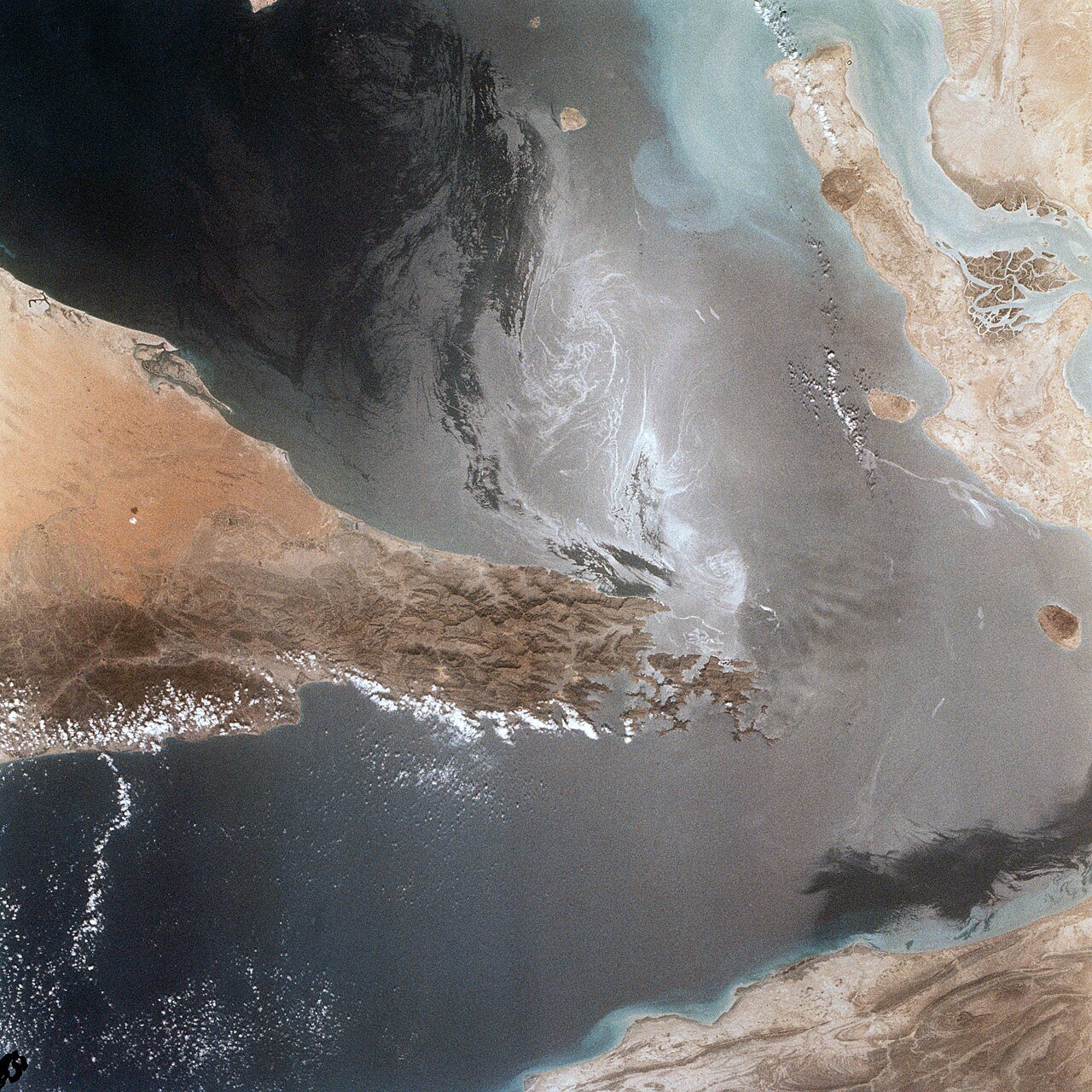 Imagem de satelite do Estreito de Hormuz, principal rota maritima do petroleo mundial
