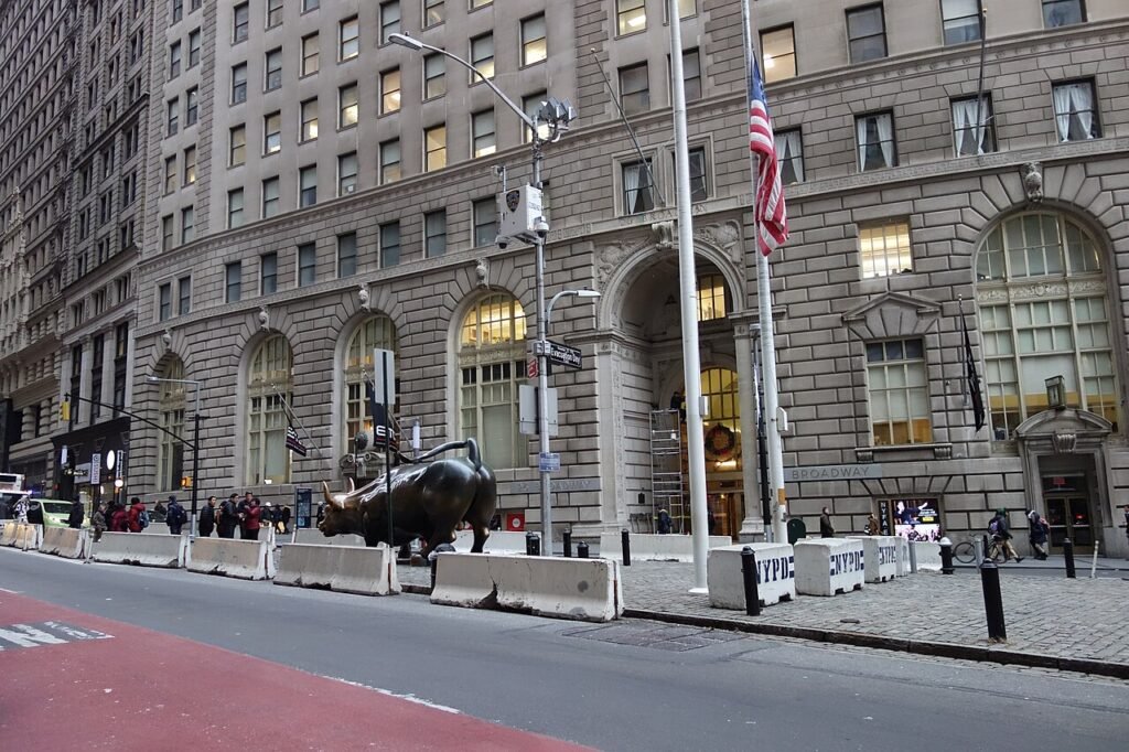 Estatua do Touro de Wall Street, simbolo do mercado em alta apos o acordo de paz Ira-EUA