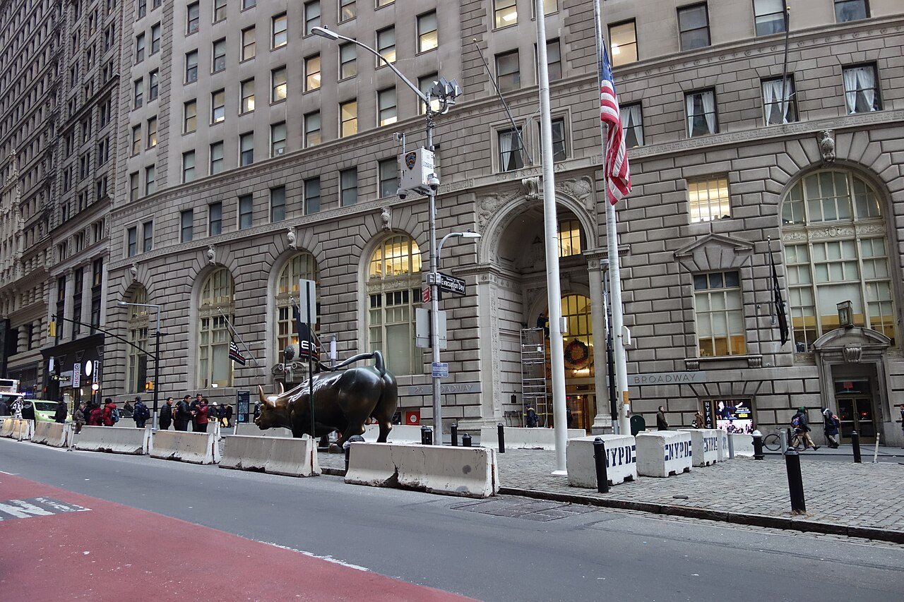 Estatua do Touro de Wall Street, simbolo do mercado em alta apos o acordo de paz Ira-EUA