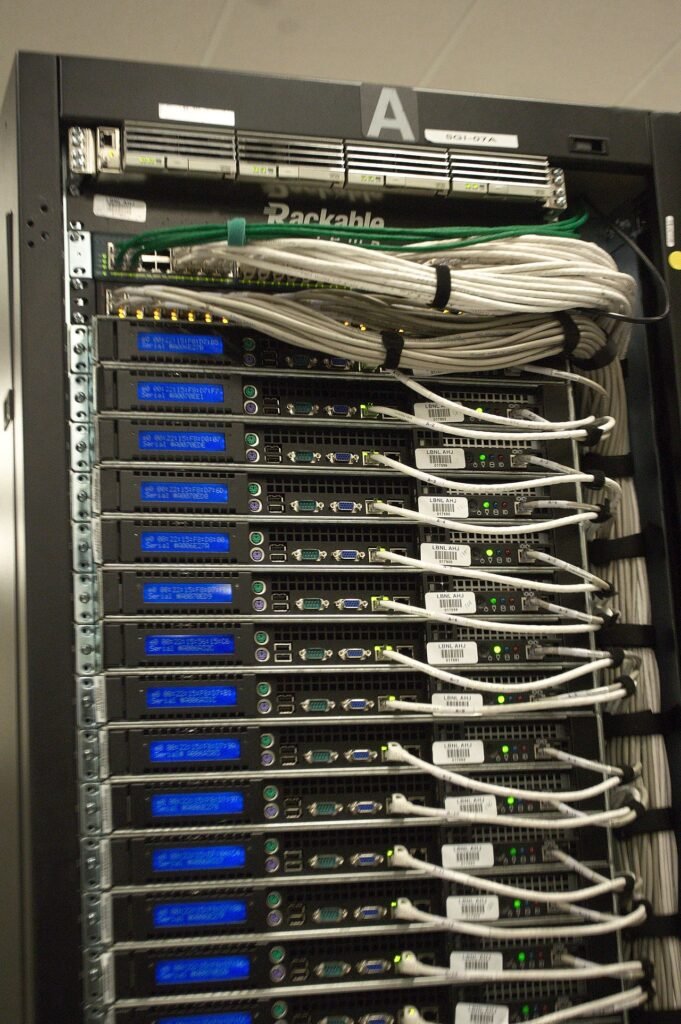 Racks de servidores em data center, tipo de infraestrutura financiada pela captacao de divida da Nvidia para IA