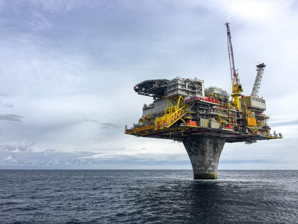 Petróleo cai 4% com trégua Israel-Irã: plataforma de extração de petróleo