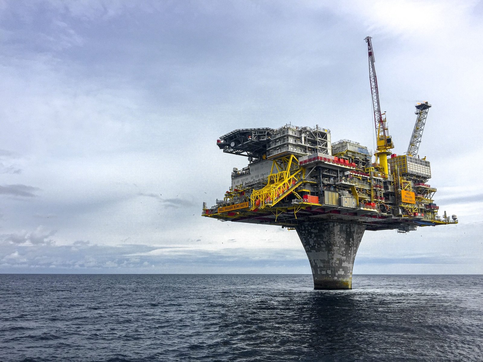 Petróleo cai 4% com trégua Israel-Irã: plataforma de extração de petróleo
